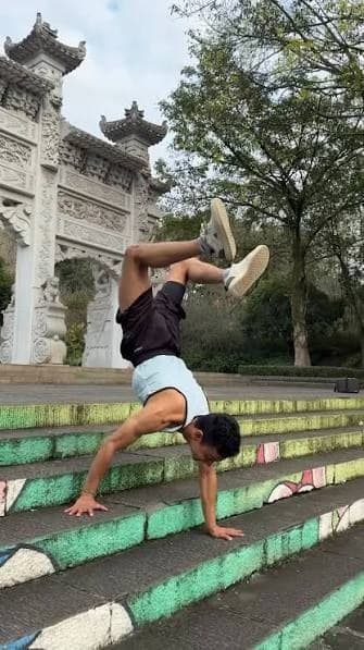 Fastest time to descend 100 stairs walking on hands